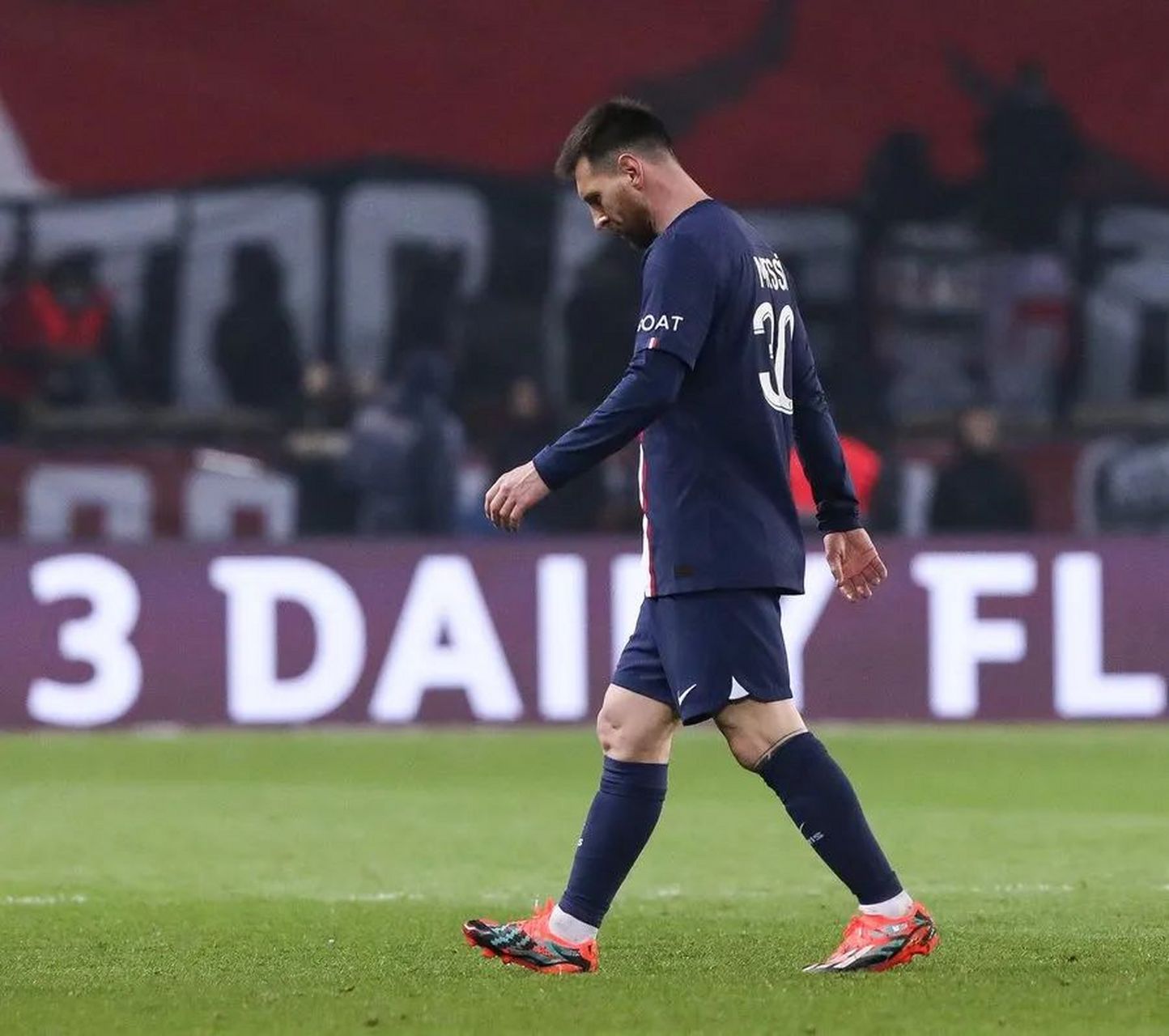 巴黎圣日耳曼客场失利，联赛霸主难求的简单介绍