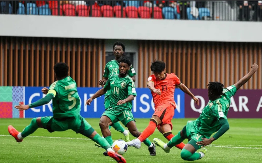 严密防线：球队防守封堵对手进攻助力取胜