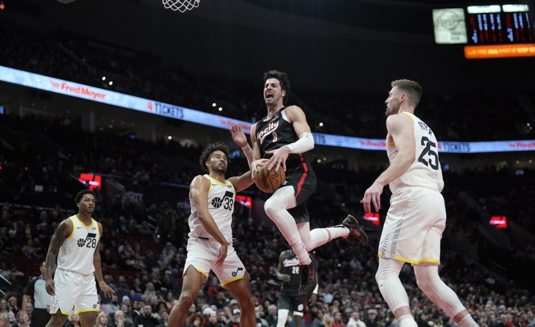 关于爵士开拓者苦战，浓眉哥领衔破门的信息