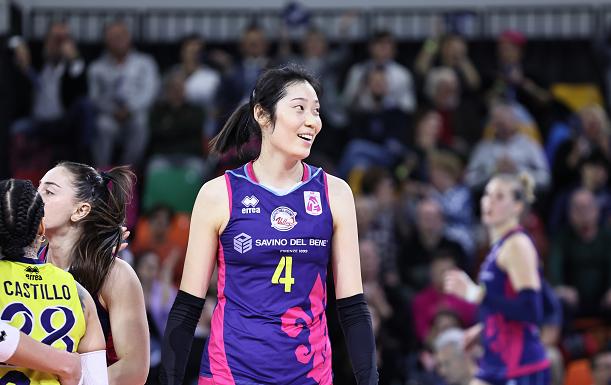 半决赛巅峰对决！朱婷能否带领球队逆转获胜？