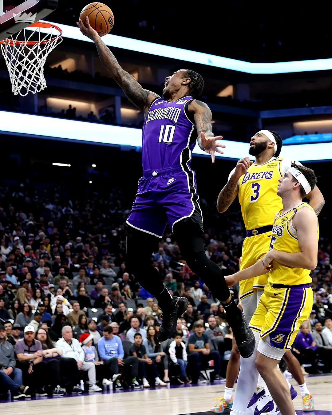 湖人惊艳全场，逆转取胜助攻爆棚，连续三场30+逆转取胜！的简单介绍