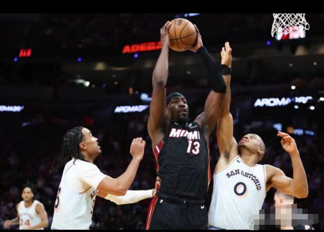 热火险胜复出首战轰40分，掀起高潮关键表现点燃全场！